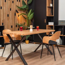 solidny stół z drewnianym blatem