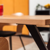 stół do firmowych przestrzeni