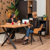 stół drewniany z metalowymi nogami X