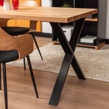 stół z geometrycznymi nogami