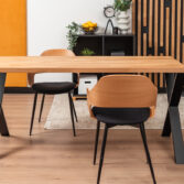 stół z litego drewna na czarnym stelażu