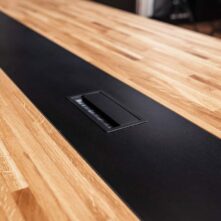 biurowy stół konferencyjny z zarządzaniem okablowania