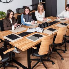 duży stół do sali konferencyjnej z ergonomicznym na kółkach