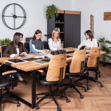 stół biurowy do spotkań z wygodnymi krzesłami obrotowymi