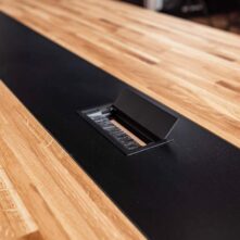 stół konferencyjny z wbudowanymi przepustami na kable