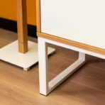 biała szafka biurowa z drzwiczkami