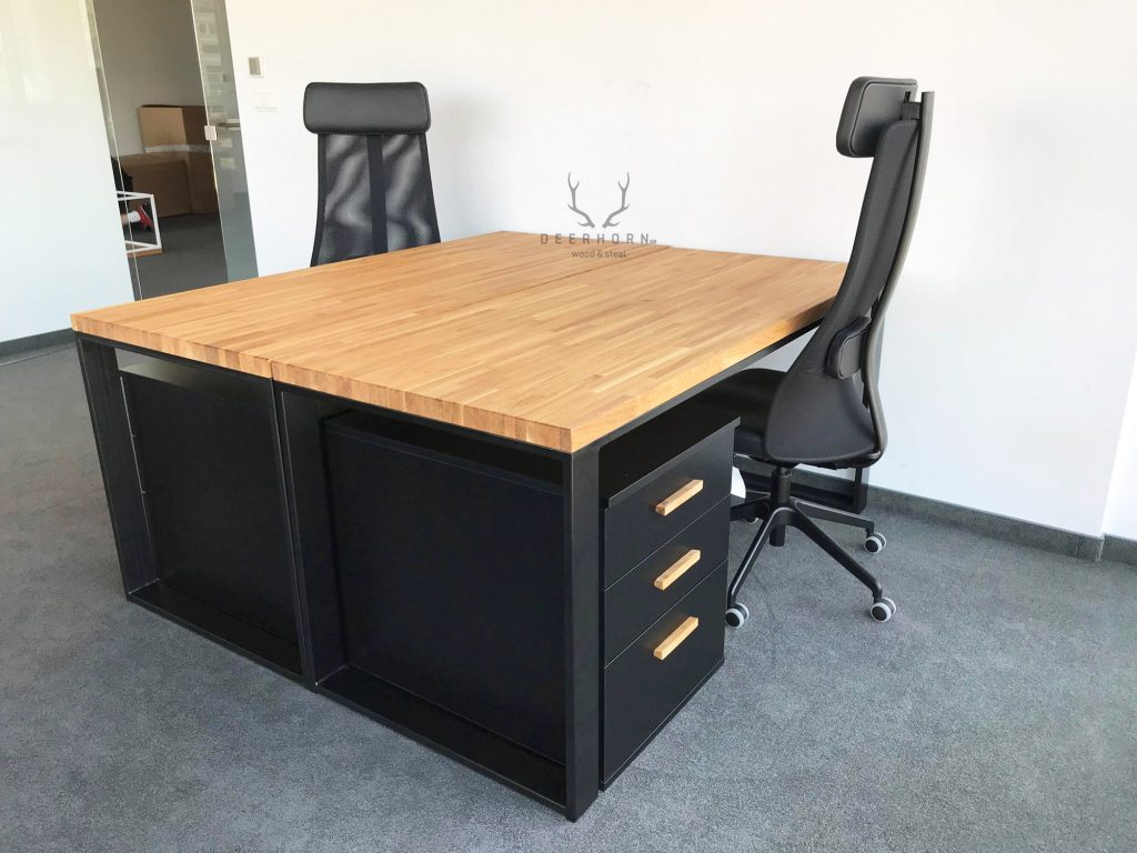 biurka z dębowym blatem