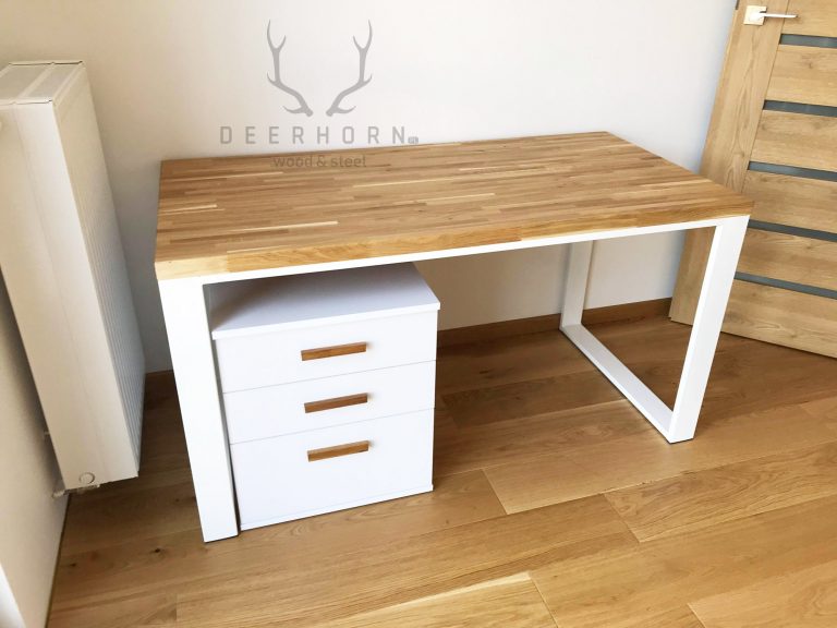Białe biurko z drewnianym blatem | Deerhorn meble