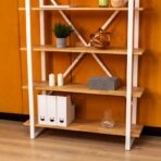 nowoczesny regał biały z drewnianymi półkami