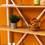 regał biało-drewniany do biura