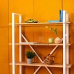 regał dekoracyjny biały z naturalnym drewnem