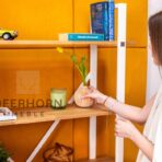 regał otwarty biały z półkami drewnianymi