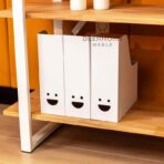 regał otwarty biały z półkami drewnianymi