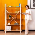 regał w kolorze białym i naturalnym