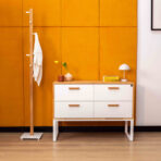 biała komoda do biura z drewnianymi uchwytami