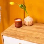 komoda z drewnianą ramą i białymi frontami