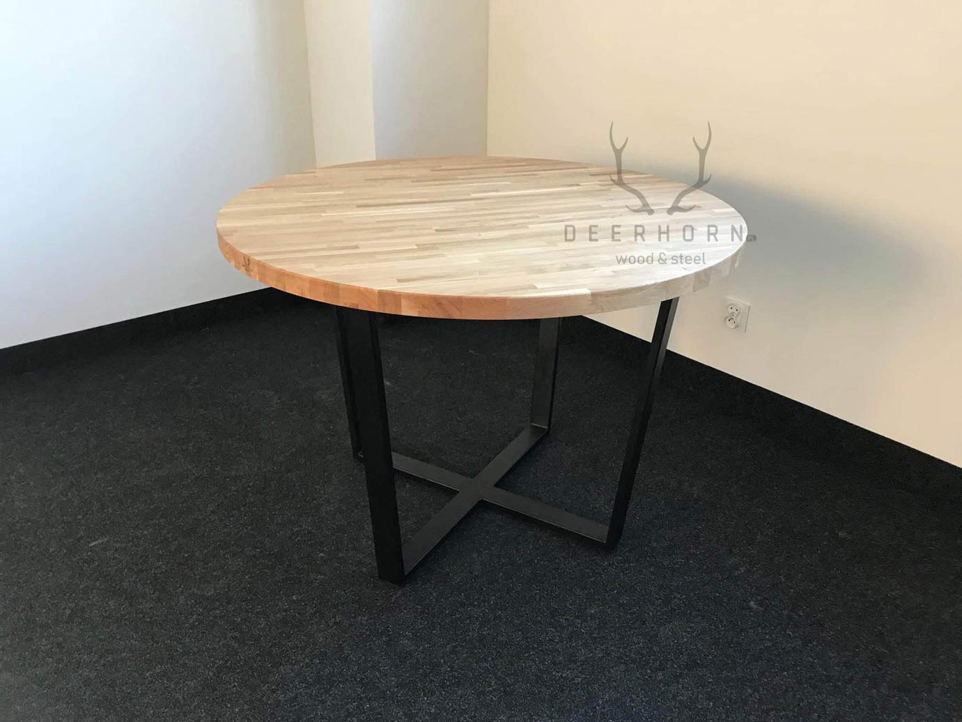 okrągły stół z drewnianymi blatami