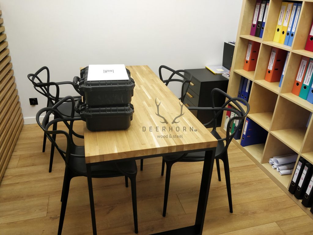 biurka z drewnianym blatem