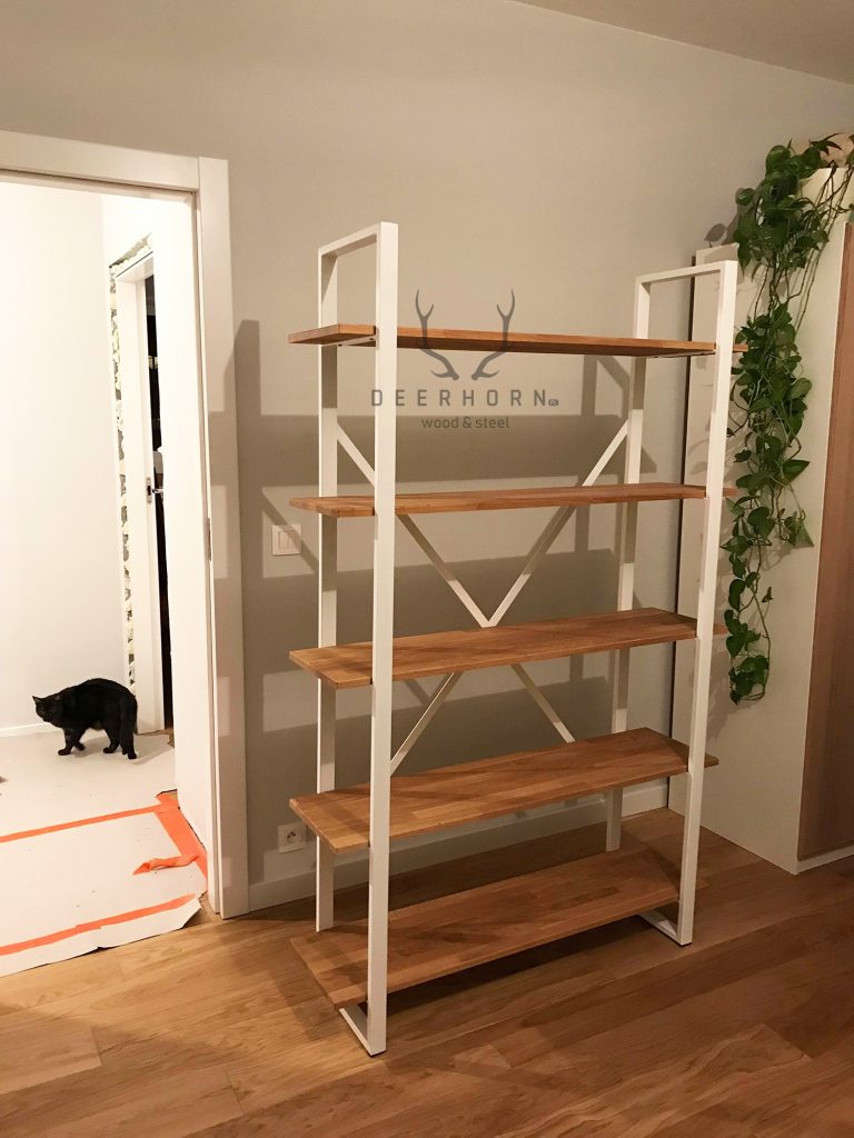 regal na książki z drewna i metalu