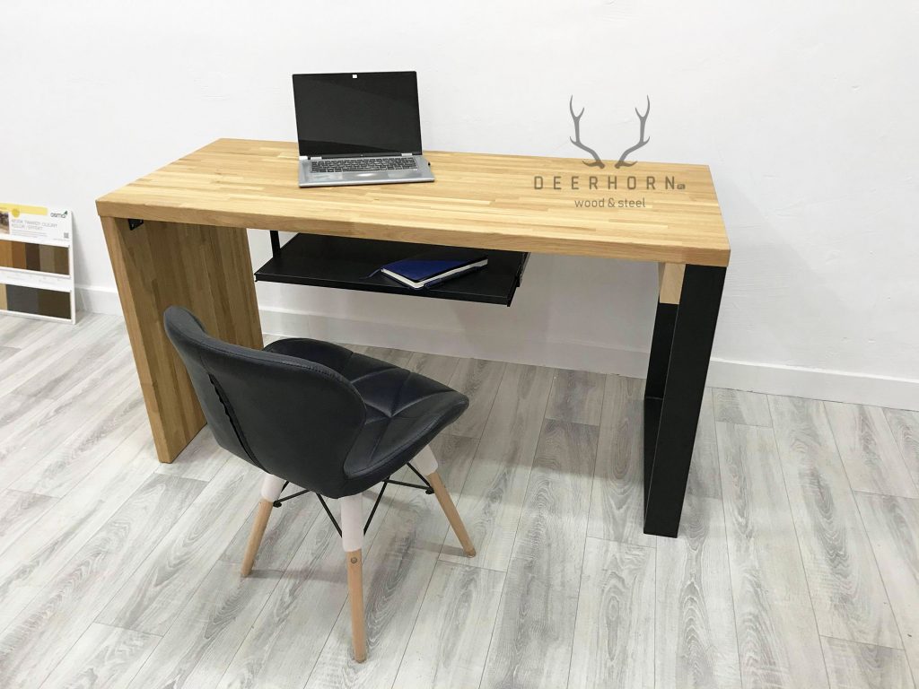 biurko z dębowym blatem