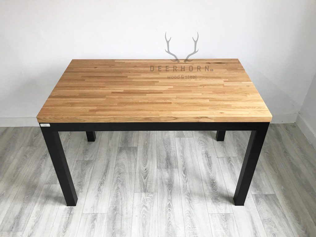 klasyczny stół z drewnianym blatem