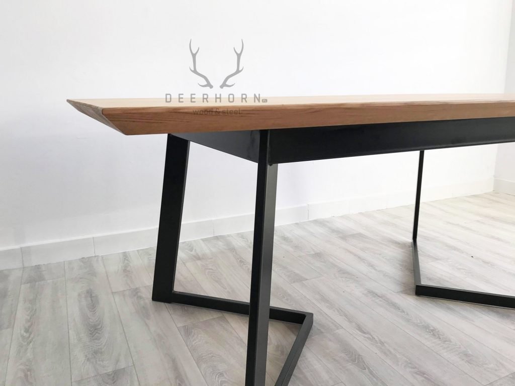 stół z drewnianym blatem