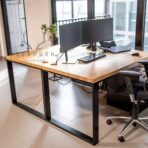 biurko z drewnianym blatem