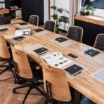 duży stół konferencyjny z drewna dębowego z przepustami kablowymi