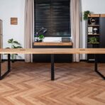 nowoczesny stół do sali konferencyjnej z systemem kabli i gniazdami