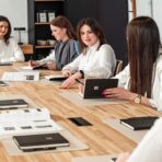 stół do prezentacji i spotkań