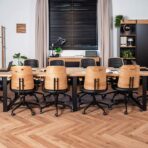 stół konferencyjny drewniany z przepustami na kable do dużej sali