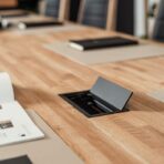 stół konferencyjny z gniazdami