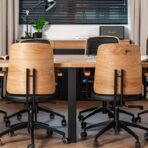 stół konferencyjny z krzesłami biurowymi