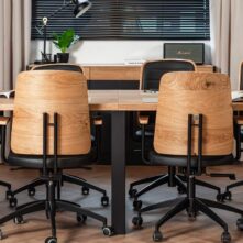 stół konferencyjny z krzesłami biurowymi