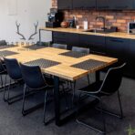 stół z drewnianym blatem