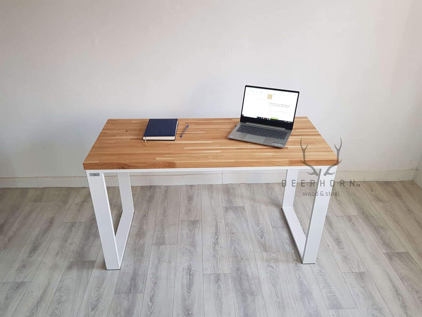 małe biurko z drewnianym blatem