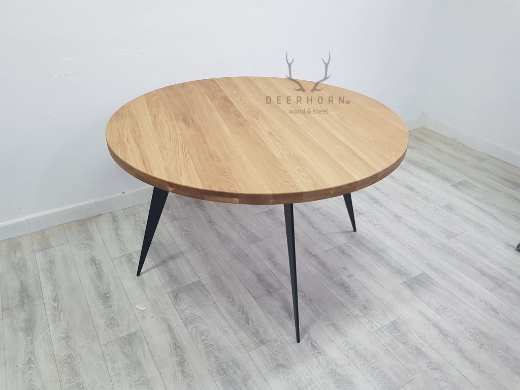 okrągły stół z drewna