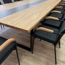 konferencyjny stol na metalowych nogach