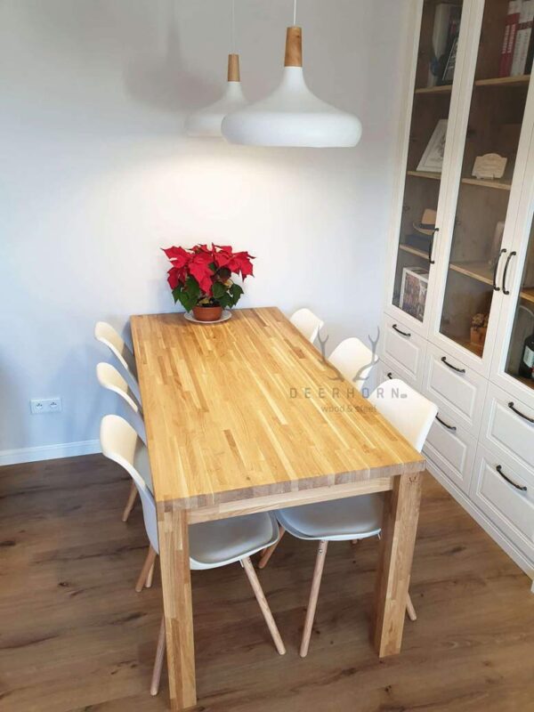 klasyczny stół z drewna