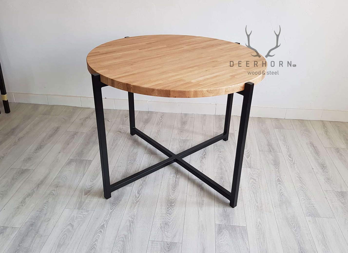 okrągły stół z drewnianym blatem