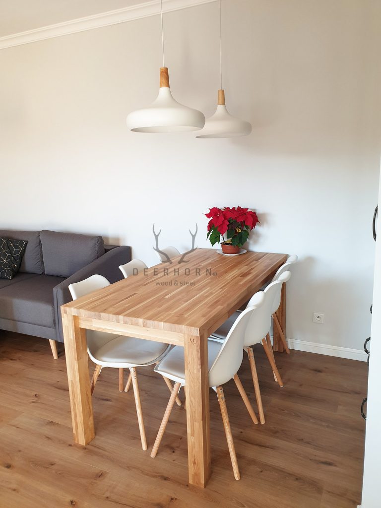 prostokątny drewniany stół