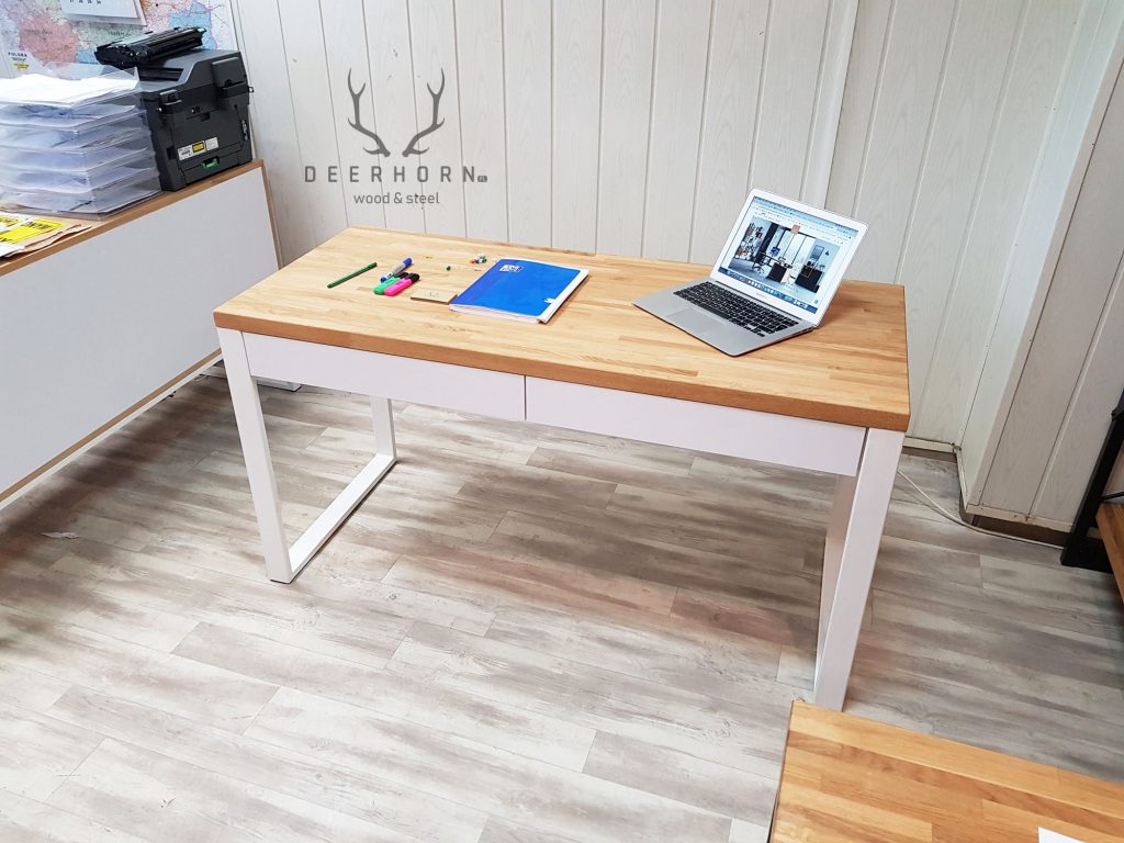 biurko z drewna i metalu z szufladami
