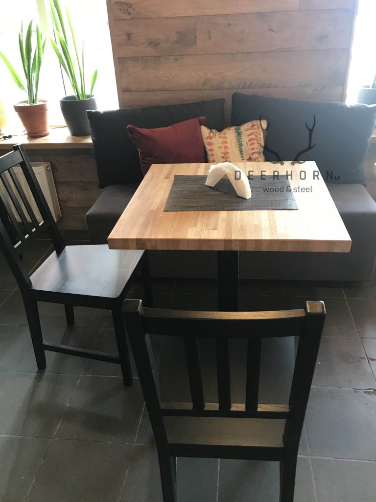 stolik do kawiarni z drewnianym blatem