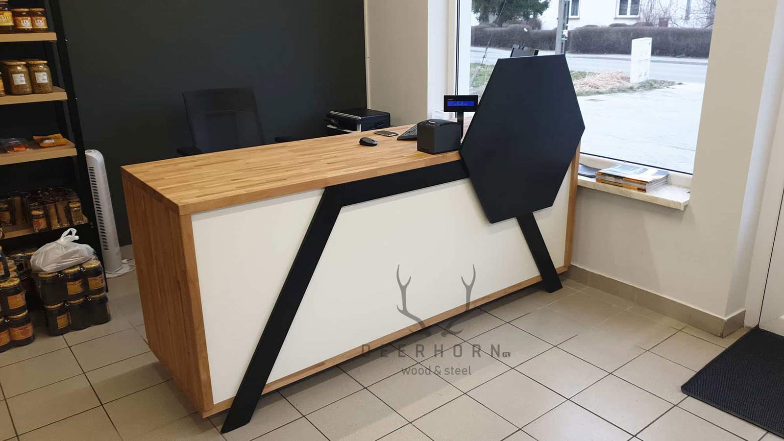 biurko recepcyjne z drewna i metalu