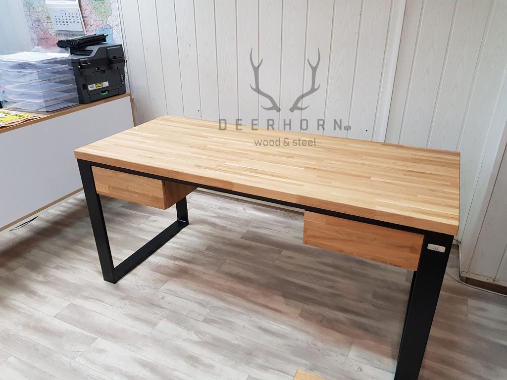 funkcjonalne biurko z drewnianym blatem