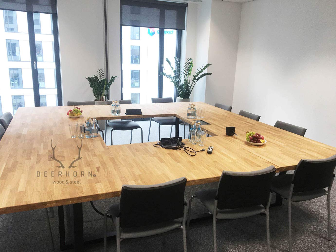 Stół konferencyjny z drewnianym blatem w kwadrat