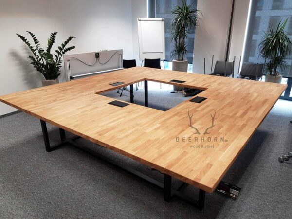 stół konferencyjny z drewnianym blatem