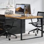 biurko z drewnianym blatem