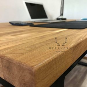 biurko z drewna i metalu