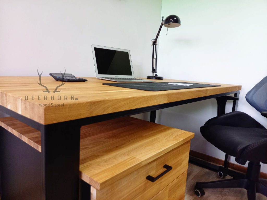 biurka z drewnianymi blatami